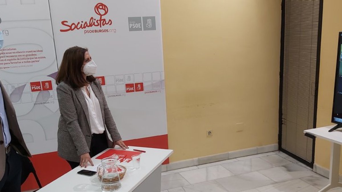 Jurado y Peña, conectados con los miembros de la ejecutiva desde la sede socialista. ECB
