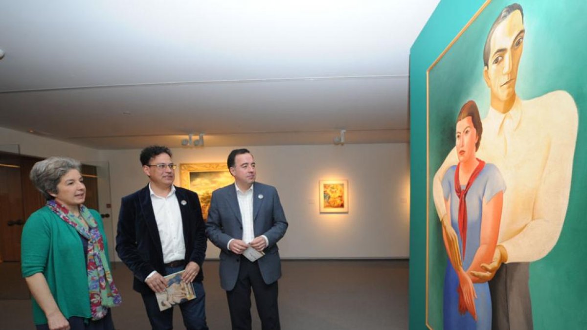 Ana Vasconcelos, Javier del Campo (c.) y Óscar Martínez observan la pintura ‘Duplo retrato’ de José Almada Negreiros.-Israel L. Murillo