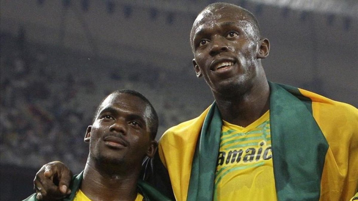 Bolt posa con Carter después de su triunfo en la final del relevo de Pekín.-ANJA NIEDRINGHAUS / AP