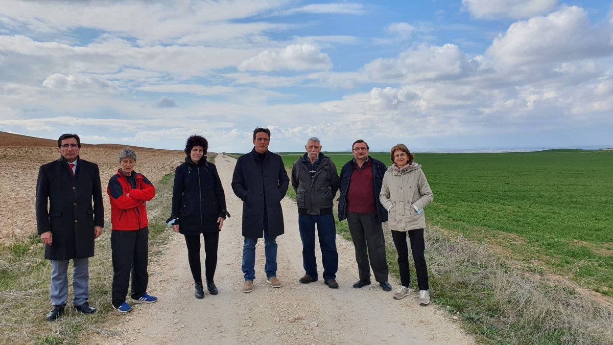 De izquierda a derecha, el alcalde de La Sequera de Haza, las concejalas de Adrada y de Castrillo de la Vega y los alcaldes de Haza, Hontangas, Fuentecén y Adrada de Haza. L.V.L.