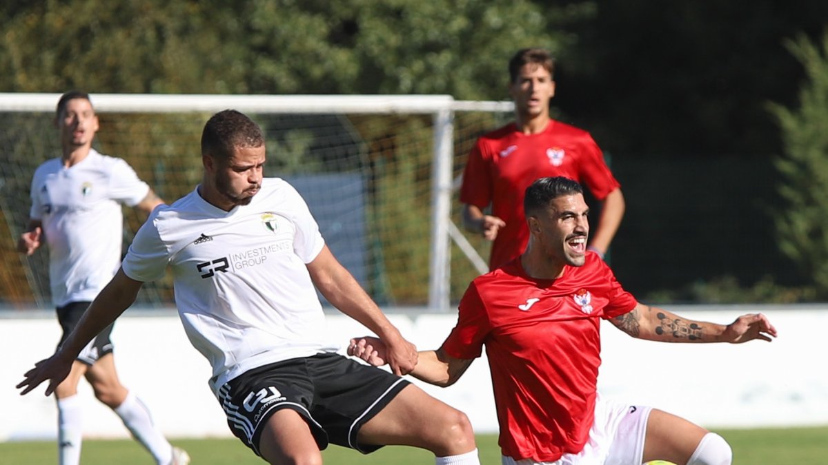 Marcelo pugna por un balón durante el amistoso disputado frente al Talavera. ALBA DELGADO / BURGOS CF