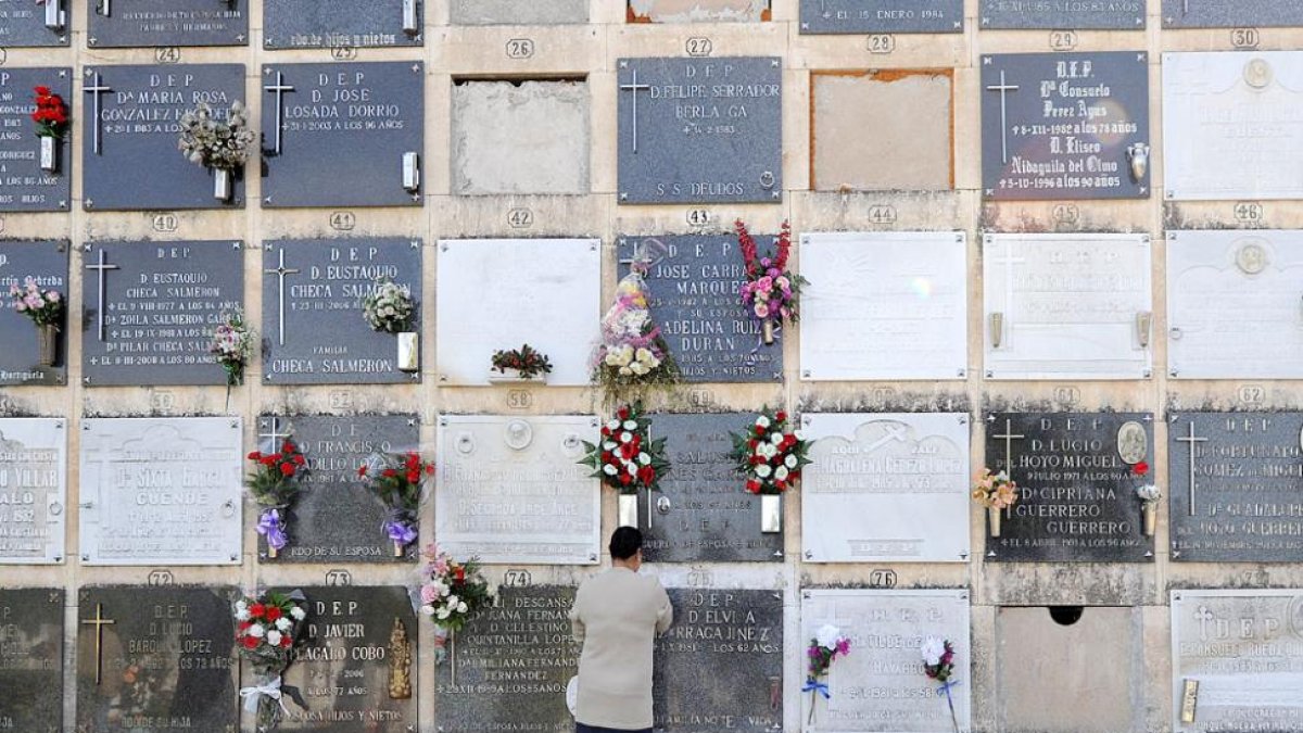 La concesión de espacios en el cementerio de San José se realiza por 75 años o por 10 años con una rebaja del 20%.-ISRAEL L. MURILLO