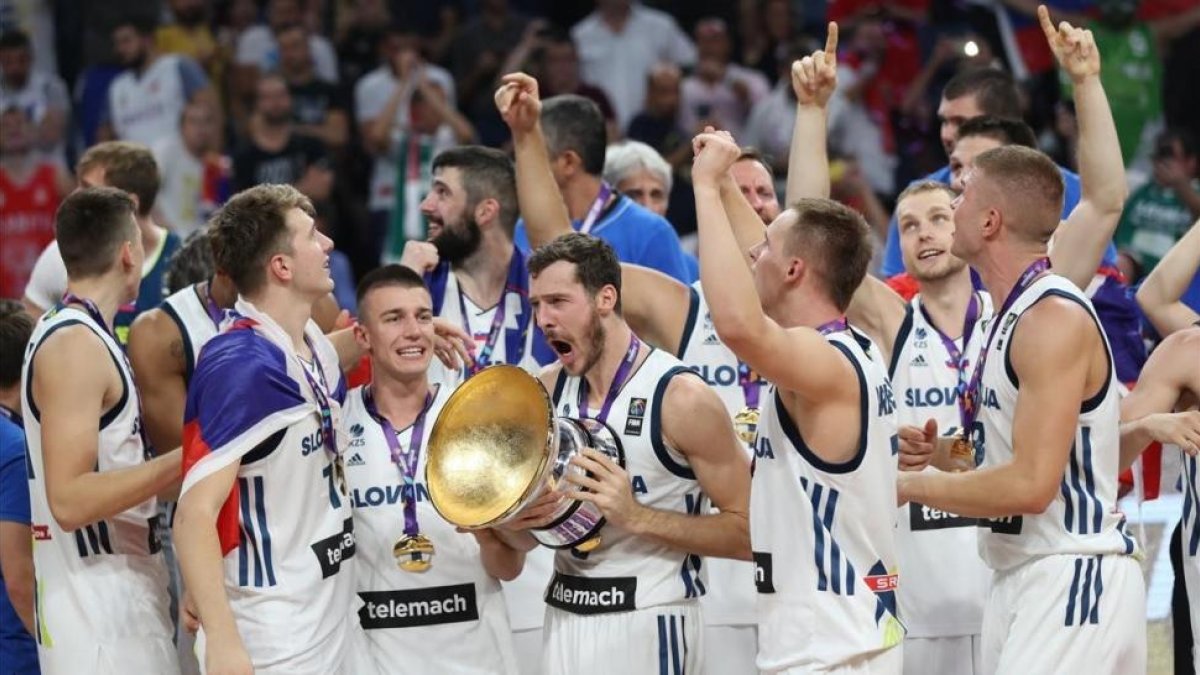 Los jugadores de Eslovenia celebran el oro europeo.-EFE / TOLGA BOZOGLU