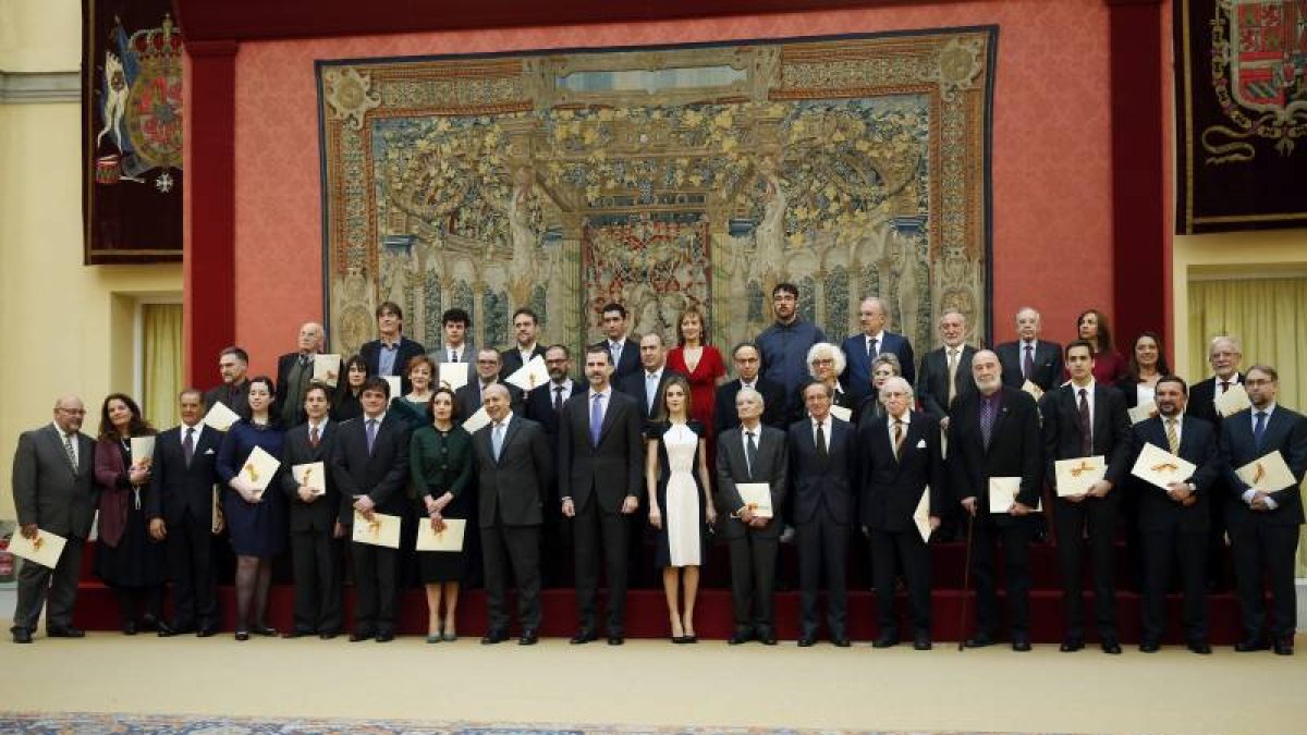 Los Reyes posan con los galardonados con los Premios Nacionales de Cultura 2013 tras la ceremonia organizada en el Palacio de El Pardo prsidida por los Reyes y con la asistencia del ministro de Cultura, José Ignacio Wert.-Foto: CHEMA MOYA/ EFE