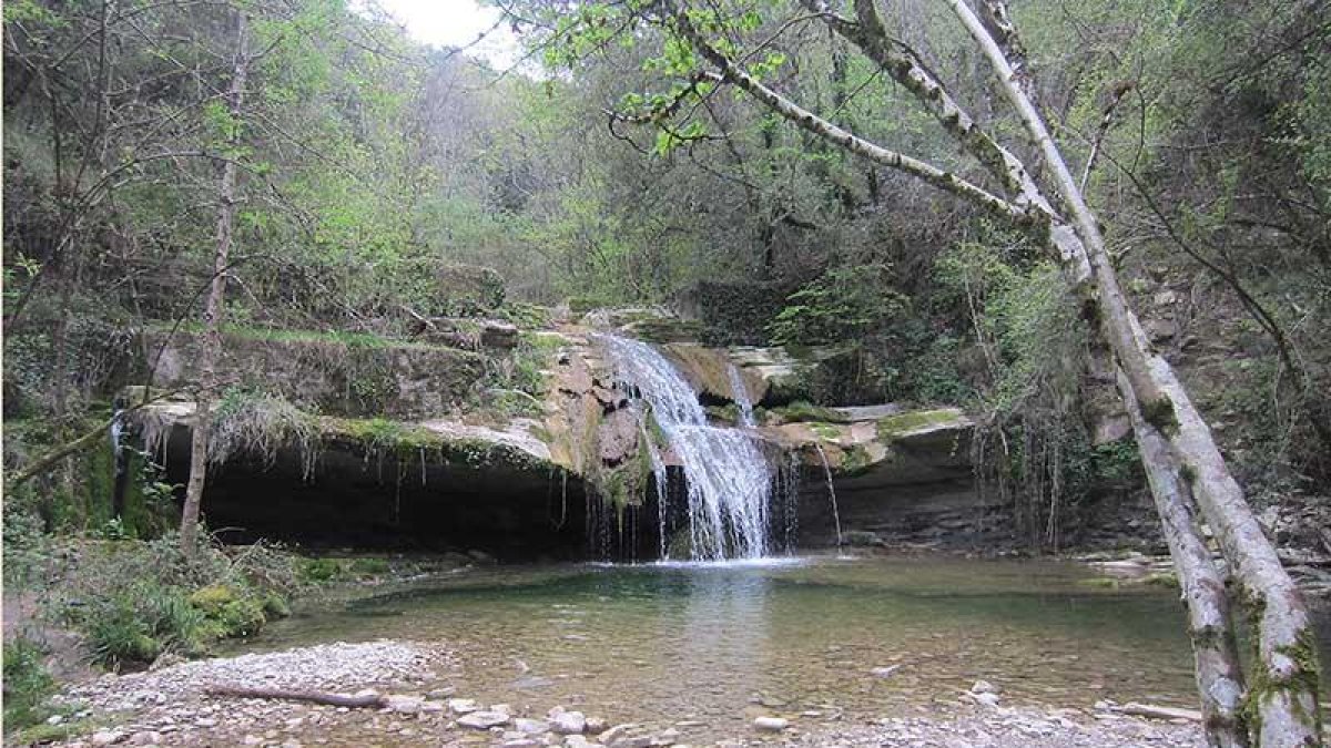 Una de las cascadas en el tránsito del río Hijuela.-