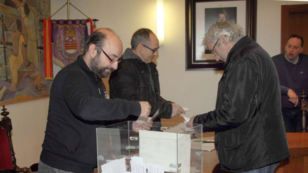 El alcalde, a la izquierda, ayer durante el recuento de votos-G. G.