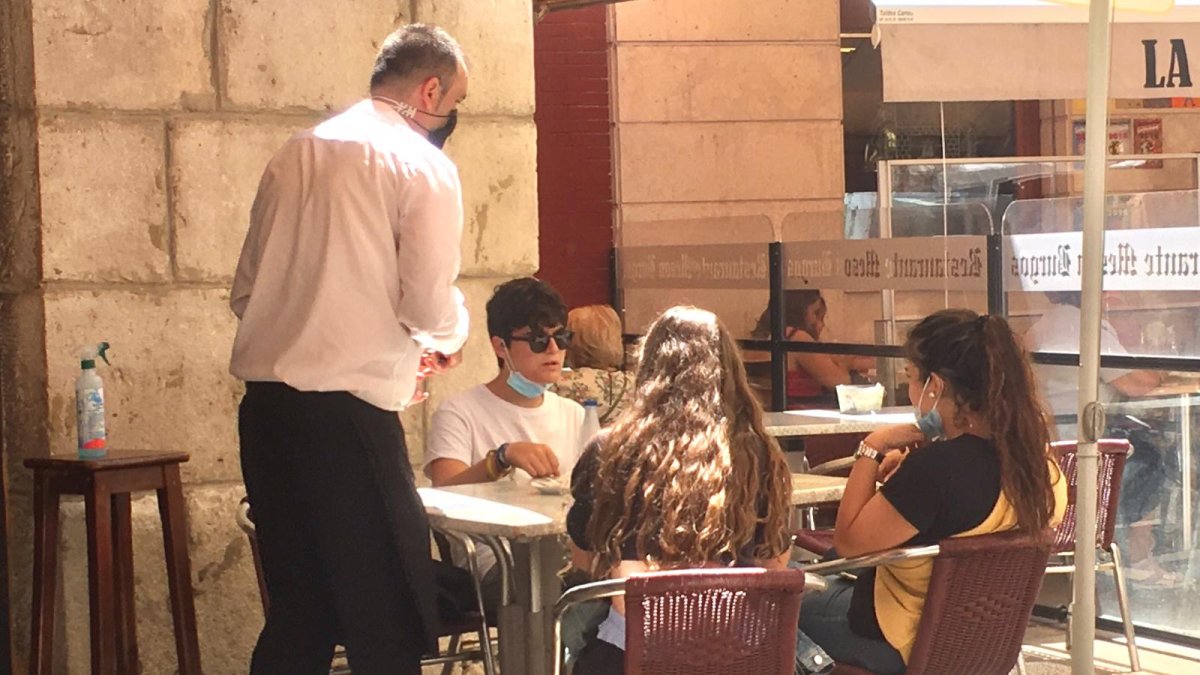 Jóvenes en una terraza. R. OCHOA
