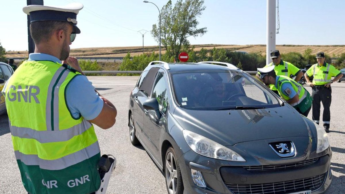 Una agente de la GNR portuguesa, durante el control conjunto realizado ayer.-ICAL