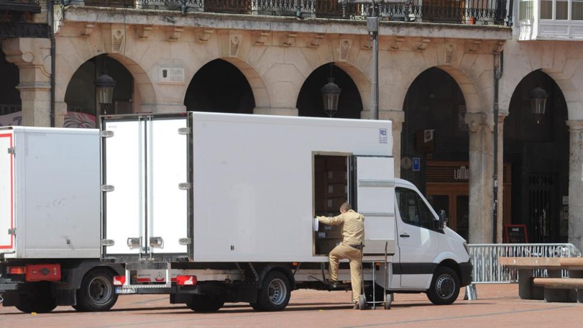 Imagen de repartidor en la Plaza Mayor.-ISRAEL L. MURILLO