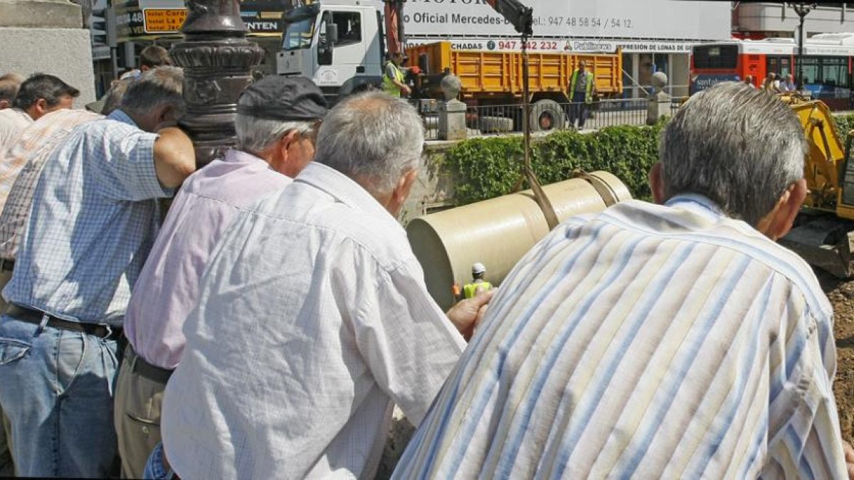 Un grupo de pensionistas observa unas obras en la capital.-ISRAEL L. MURILLO