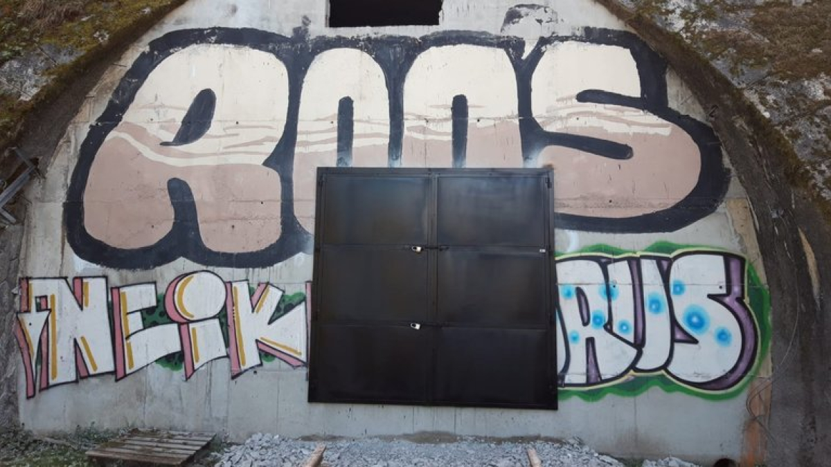 Imagen del acceso abierto en el muro del túnel de Somosierra. ECB