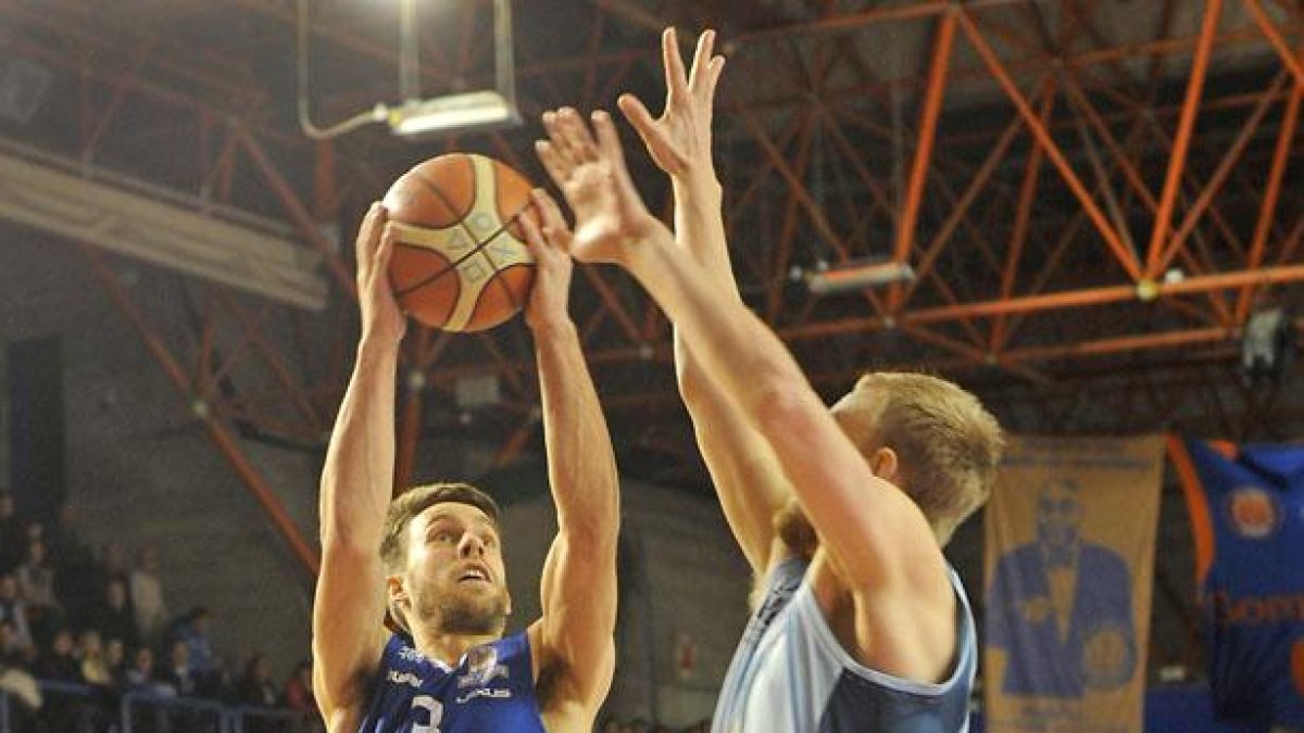 Steinarsson fuerza el lanzamiento en suspensión en un lance del San Pablo-Breogán de la competición liguera.-ISRAEL L. MURILLO
