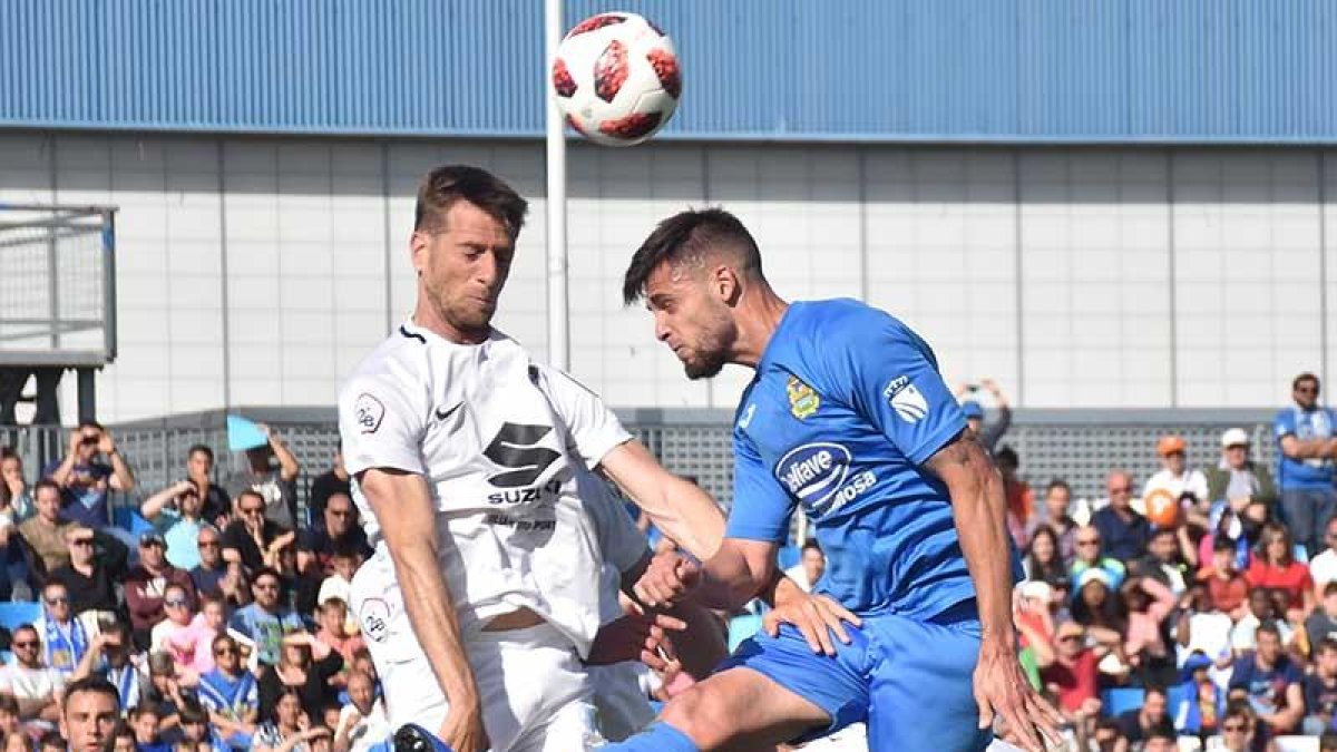 Máyor, titular debido a la ausencia de Diego Cervero, disputa un balón aéreo.-BEA COBOS