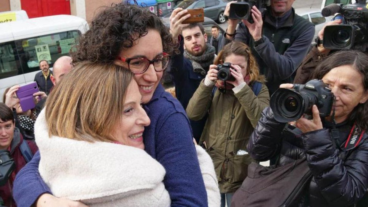 Carme Forcadell y Marta Rovira en el mitin de Badalona.-RICARD FADRIQUE
