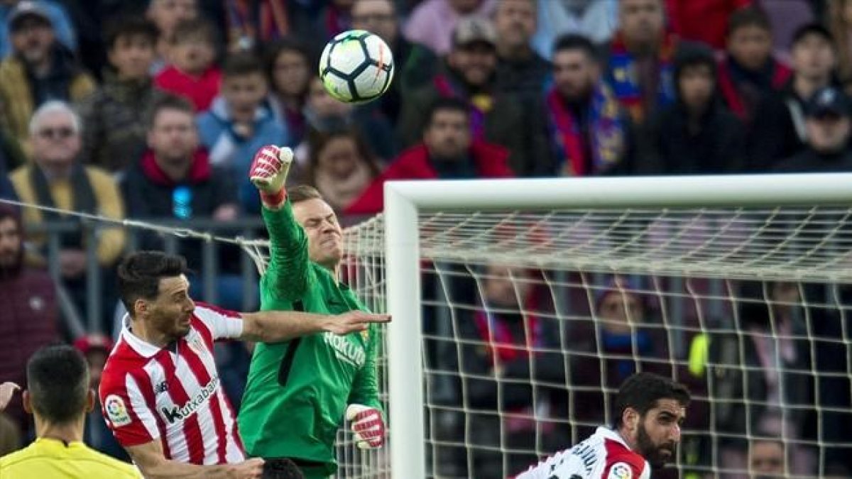 Ter Stegen despeja un balón con el puño ante Aduriz en el duelo con el Athletic en el Camp Nou.-JORDI COTRINA