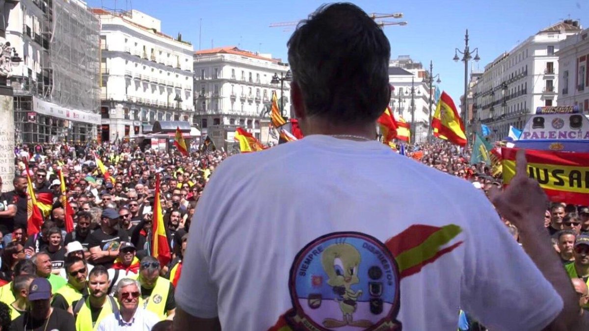 Javier Ortega Smith, secretario general de Vox, habla en una concentración de la plataforma de guardias y policías Jusapol el pasado 5 de mayo. En su camiseta, un Piolín.-JUSAPOL