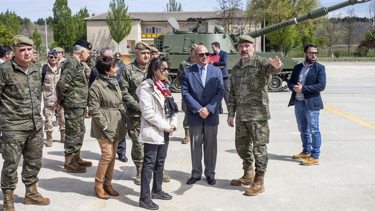 Margarita Robles y el entoncoes secretario de Estado de Defensa, Ángel Olivares, durante su visita a la base militar Cid Campeador de Castrillo del Val.
