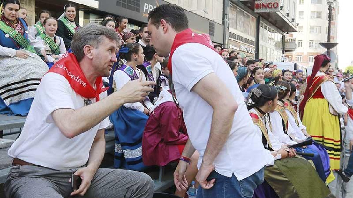 Lacalle y De la Rosa charlan la víspera de que el popular cerrase el acuerdo con Cs y Vox, en la cabalgata de fiestas.-RAÚL G. OCHOA