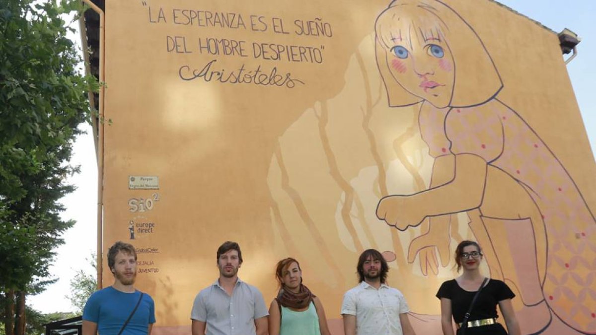 Diego Alonso, Néstor Alonso, Saray Pérez, Rodrigo García y Rachel Merino, integrantes del colectivo artístico Sio2, junto a su nuevo mural.-RAÚL G. OCHOA