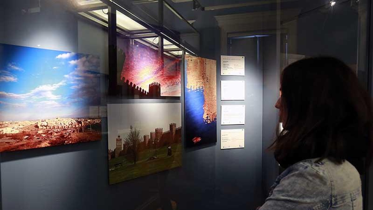 Una visitante observa las instantáneas que reflejan cuatro miradas de Ávila, al inicio del recorrido.-Raúl Ochoa
