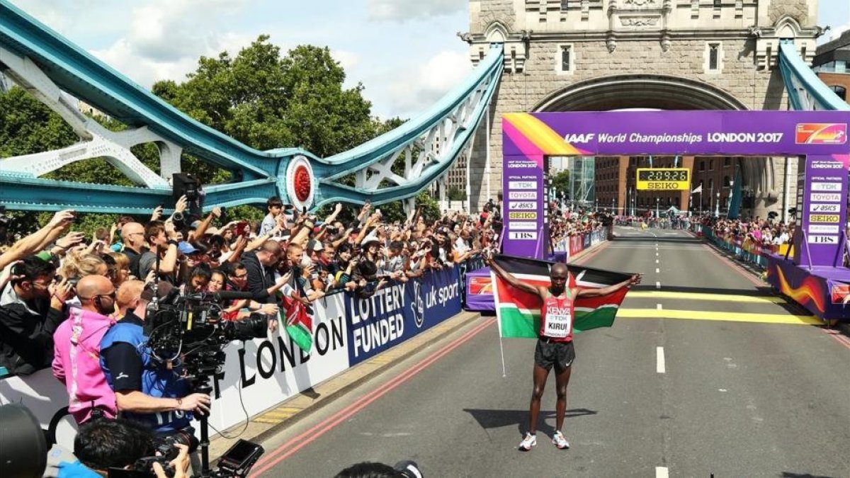 Geoffrey Kirui posa en el Tower Bridge tras ganar en Londres-EFE / SEAN DEMPSEY