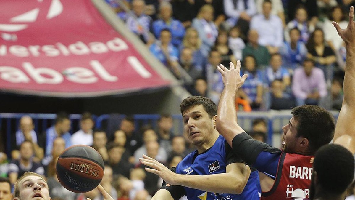 Goran Huskic recibe un balón en la zona.-SANTI OTERO