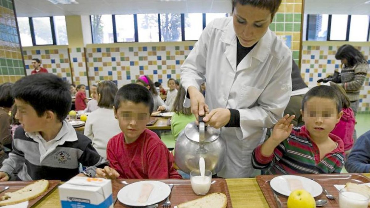 Alumnos en un comedor de un centro escolar.