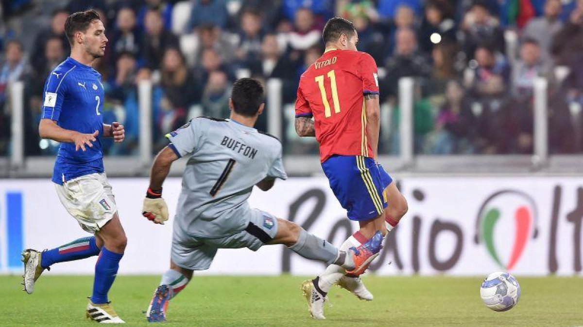 Vitolo ha aprovechado este error de Buffon para adelantar a España.-EFE