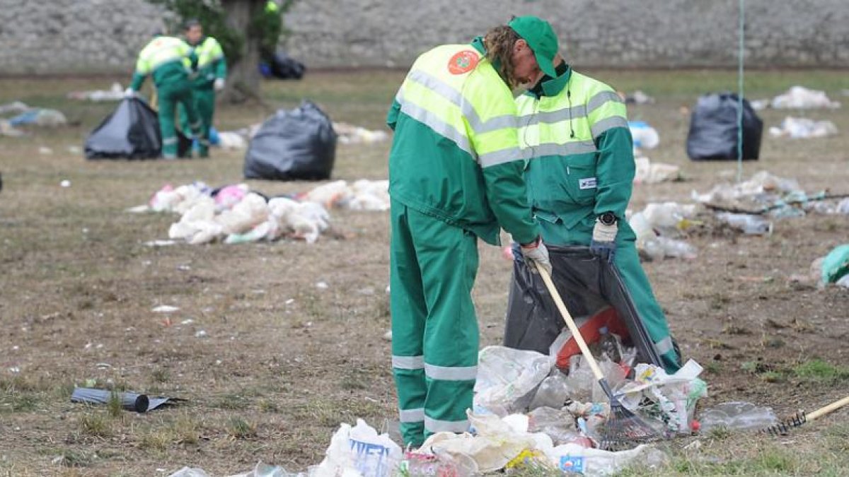 Los trabajadores de Semat tuvieron un intenso trabajo este sábado para devolver el aspecto de zona verde al parque del Parral.-ISRAEL L. MURILLO