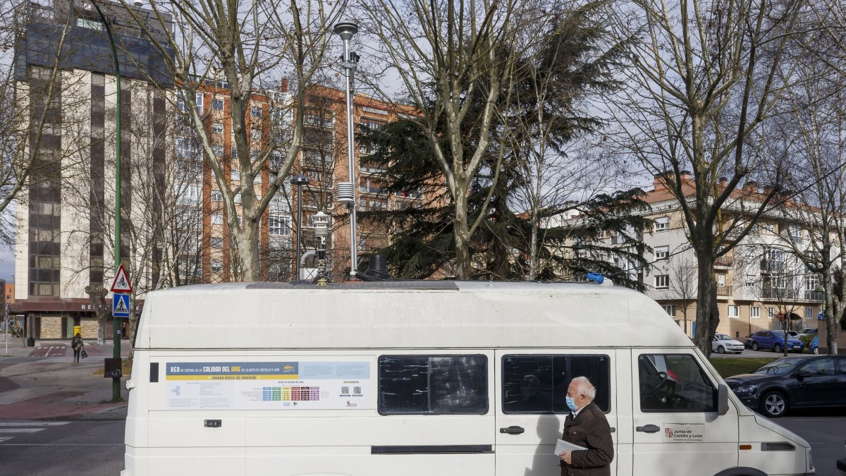 La unidad móvil de medición del aire de la Junta estacionada en la calle Cruz Roja. SANTI OTERO