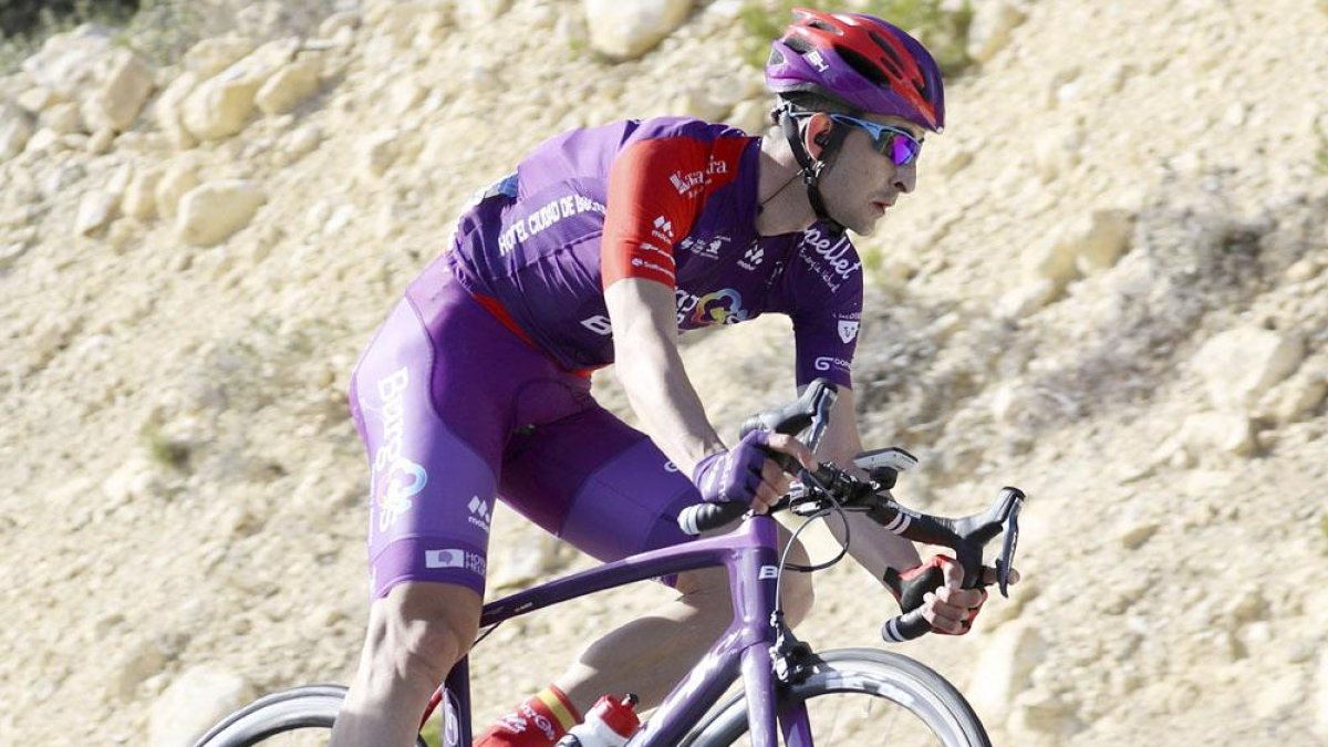 Diego Rubio durante su escapada en la etapa de ayer.-PHOTO GOMEZ SPORT