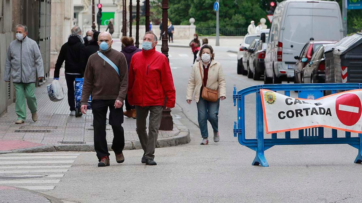 Transeúntes por la calle San Pablo, cerrada al tráfico durante el fin de semana. / RAÚL G. OCHOA
