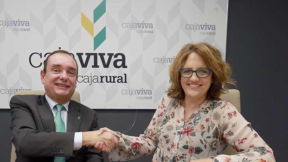 Ramón Sobremonte y Mar González durante la firma del convenio.-RAÚL G. OCHOA