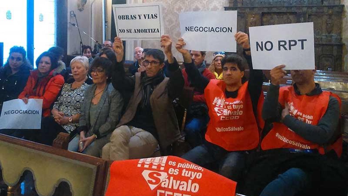 Los sindicatos aprovecharon el pleno provincial de ayer para protestar por la falta de negociación de la RPT.-D.S.M.