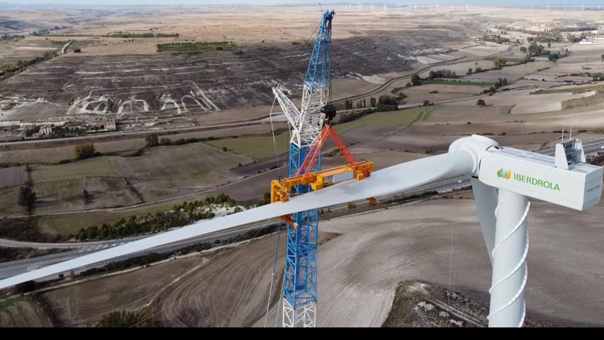 Imagen de la instalación del aerogenerador en el parque Herrera, en Burgos. IBERDROLA