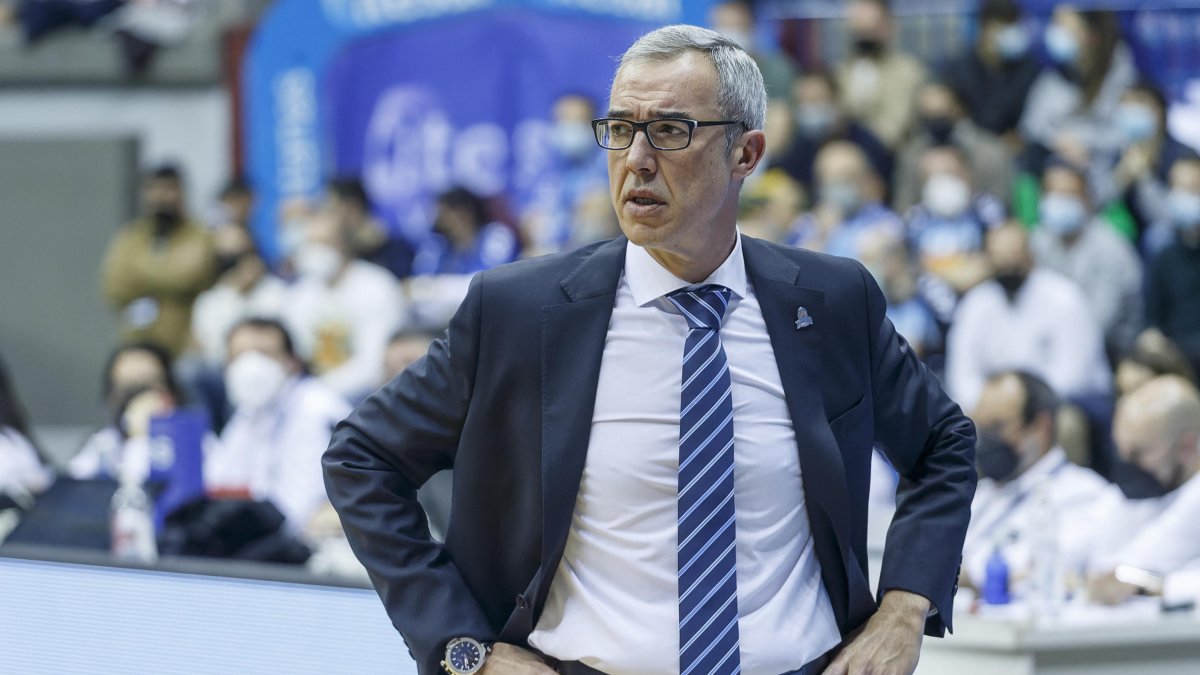 Paco Olmos sigue con atención el desarrollo del juego durante un partido en el Coliseum. SANTI OTERO