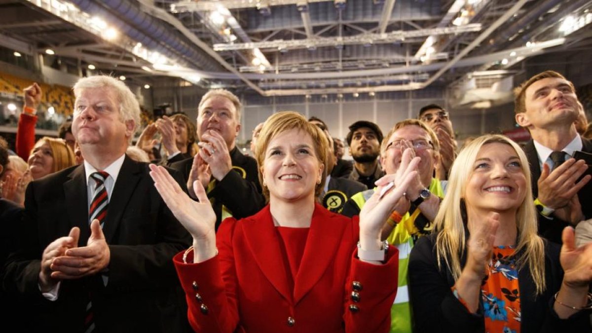 Nicola Sturgeon sigue el recuento de votos en la sede del Partido Nacionalista Escocés (SNP), anoche en Glasgow.-EFE / ROBERT PERRY