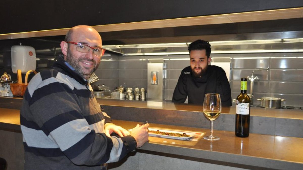 El chef de Cocinandos, Juanjo Pérez (i), degusta un tiradito de atún junto a David García Guerra, cocinero del Becook Urban Food.-I. M.