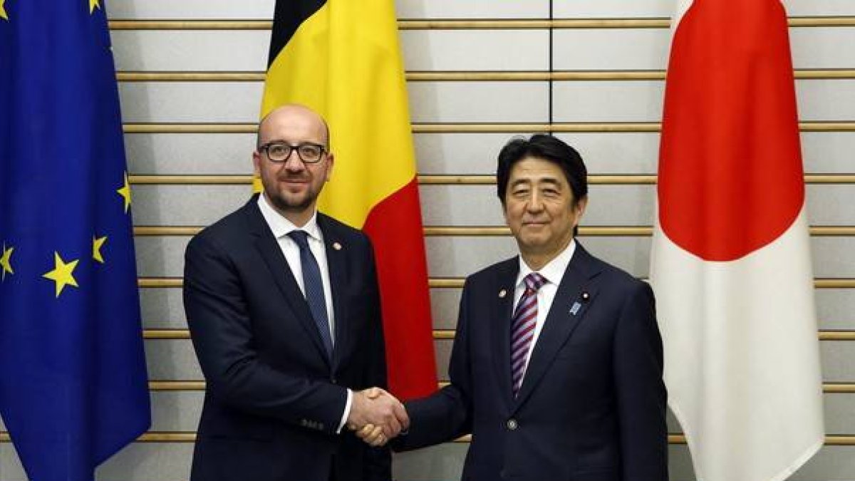 El primer ministro japonés, Shinzo Abe, recibe a su homólogo belga, Charles Michel.-Foto: YUYA SHINO / POOL / EFE