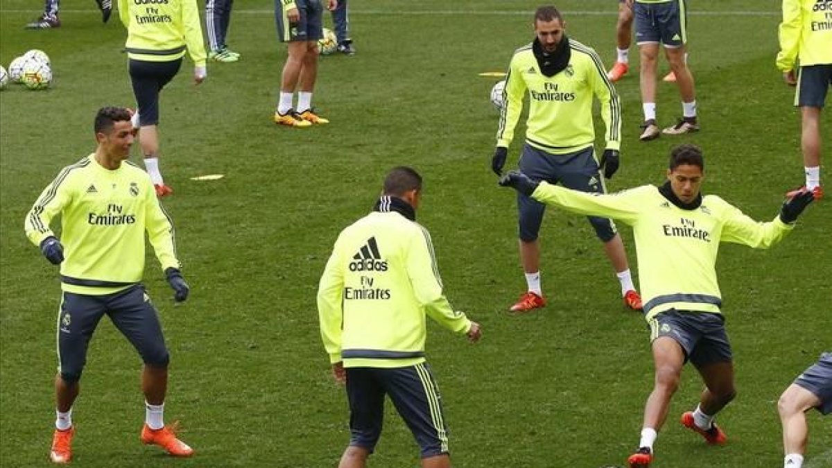 Ronaldo, Benzema y Varane, durnate el entrenamiento de este viernes en Valdebebas.-EFE / J. P. GANDUL
