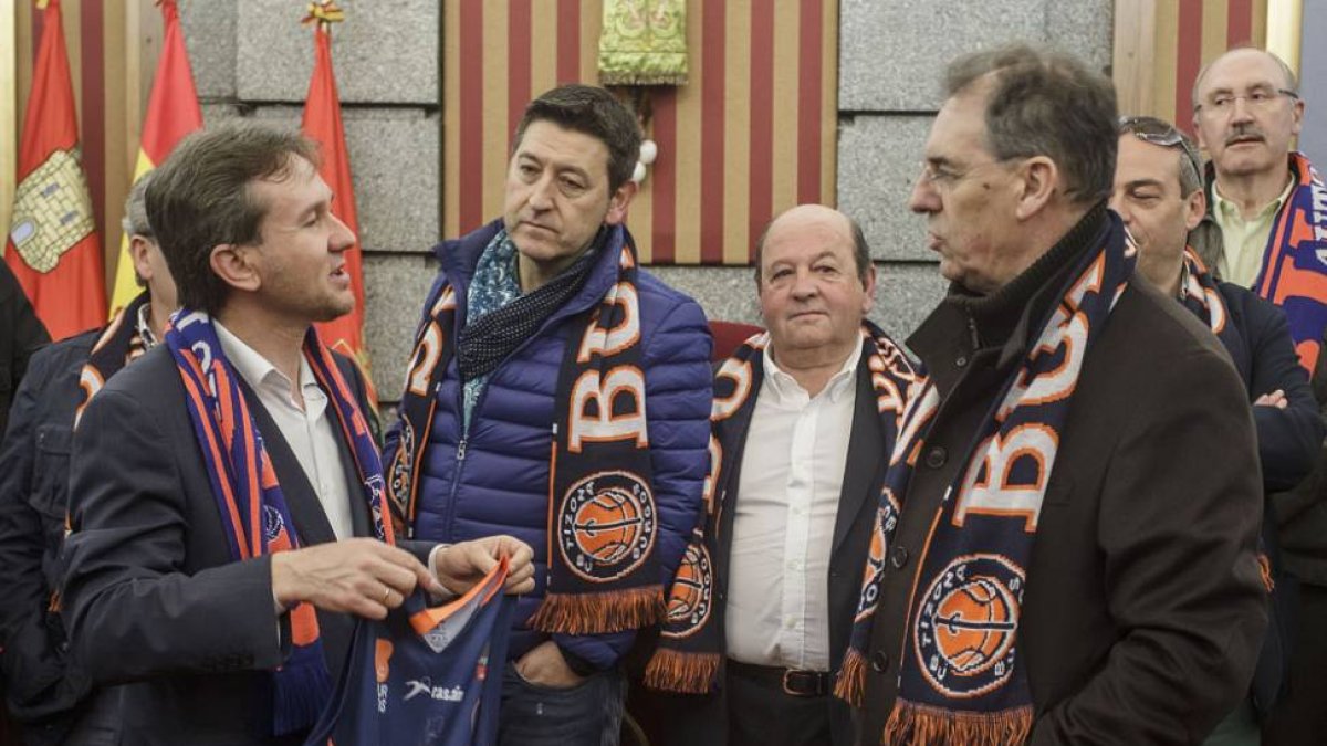 El alcalde, Javier Lacalle, charla con el presidente del CB Tizona, Miguel Ángel Benavente, en la última recepción.-SANTI OTERO