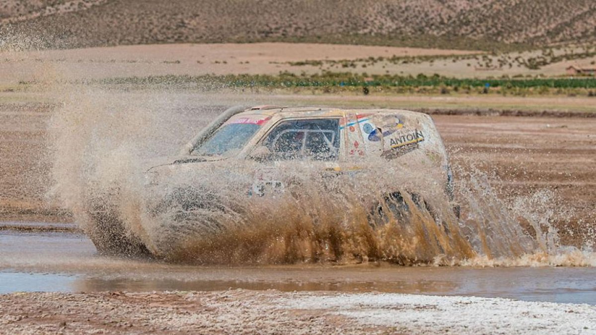 Cristina Gutiérrez supera un obstáculo durante su participación en el Dakar.-DKR RAID SERVICE