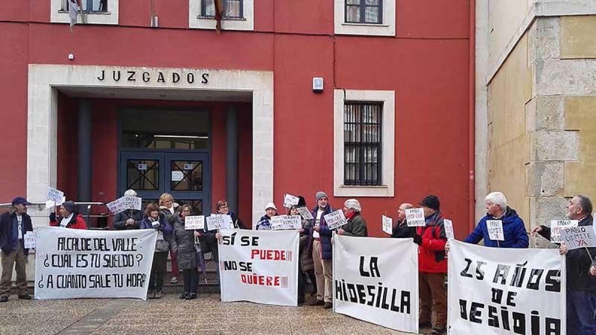 La plataforma vecinal que interpuso la querella se manifestó ayer al as puertas del Juzgado de Villarcayo.-ECB