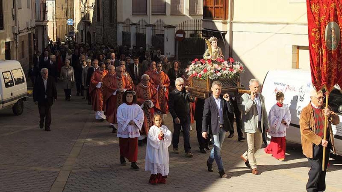 La procesión de Santa Paulina fue seguida por decenas de vecinos de la villa.-G.G.