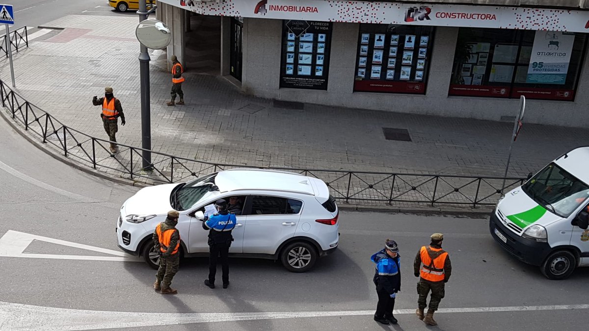 Policía Local y Ejército controlan a dos vehículos en Aranda. L. V.
