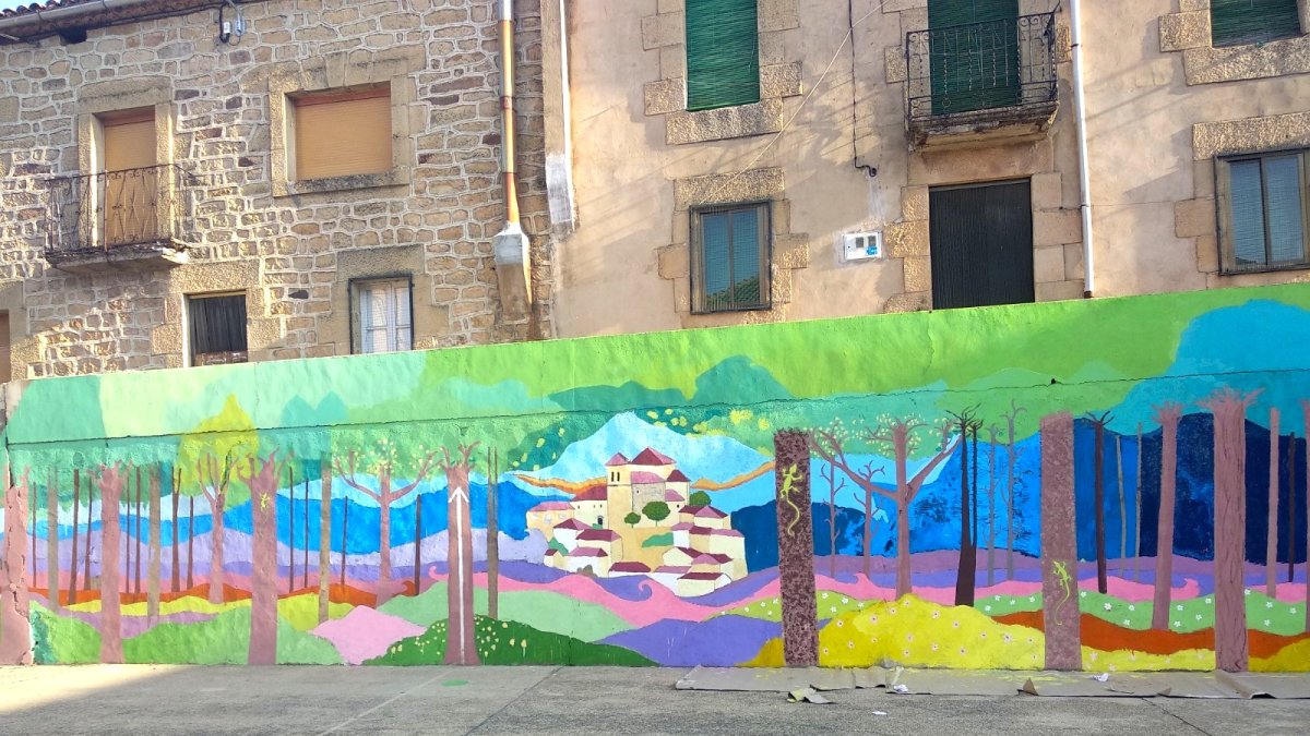 Este mural colaborativo repleto de colorido es ya una imagen nueva que acompañará a partir de ahora a Vilviestre. ECB