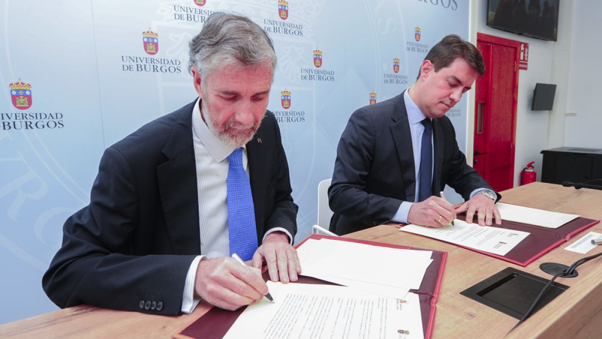 El rector, Manuel Pérez Mateos, y el consejero de Presidencia, Ángel Ibáñez, firman el convenio. ISRAEL L. MURILLO