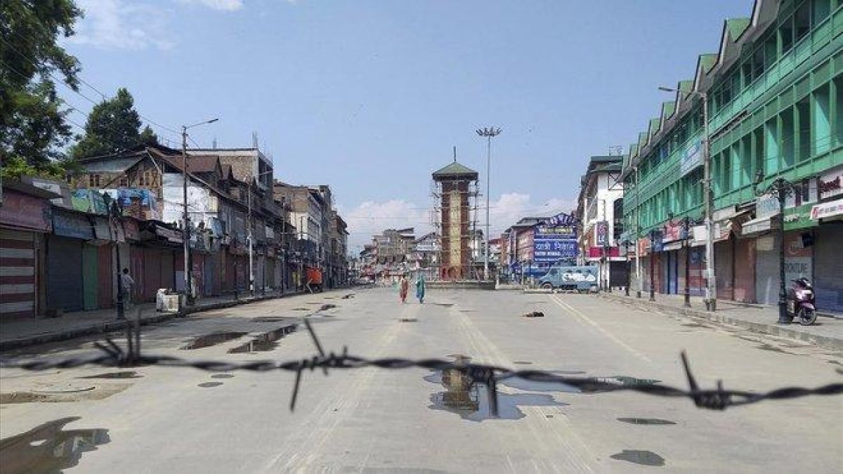 Mujeres caminan por una calle desierta en Srinagar, en la Cachemira india, este jueves.-SHEIKH SAALIQ (AP)