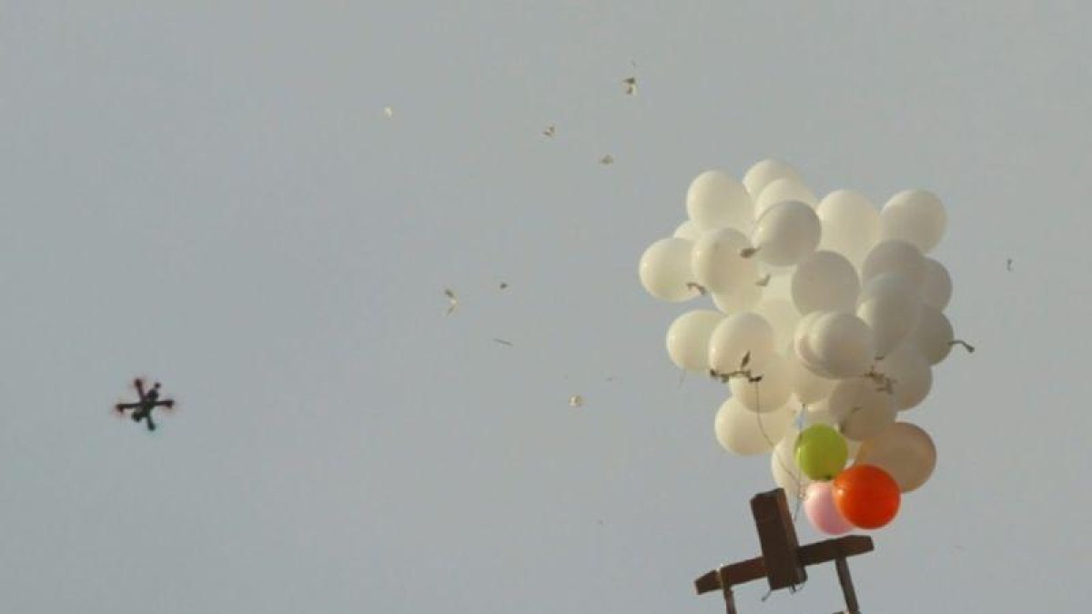 Globos explosivos enviados desde la Franja de Gaza a Israel.-AFP