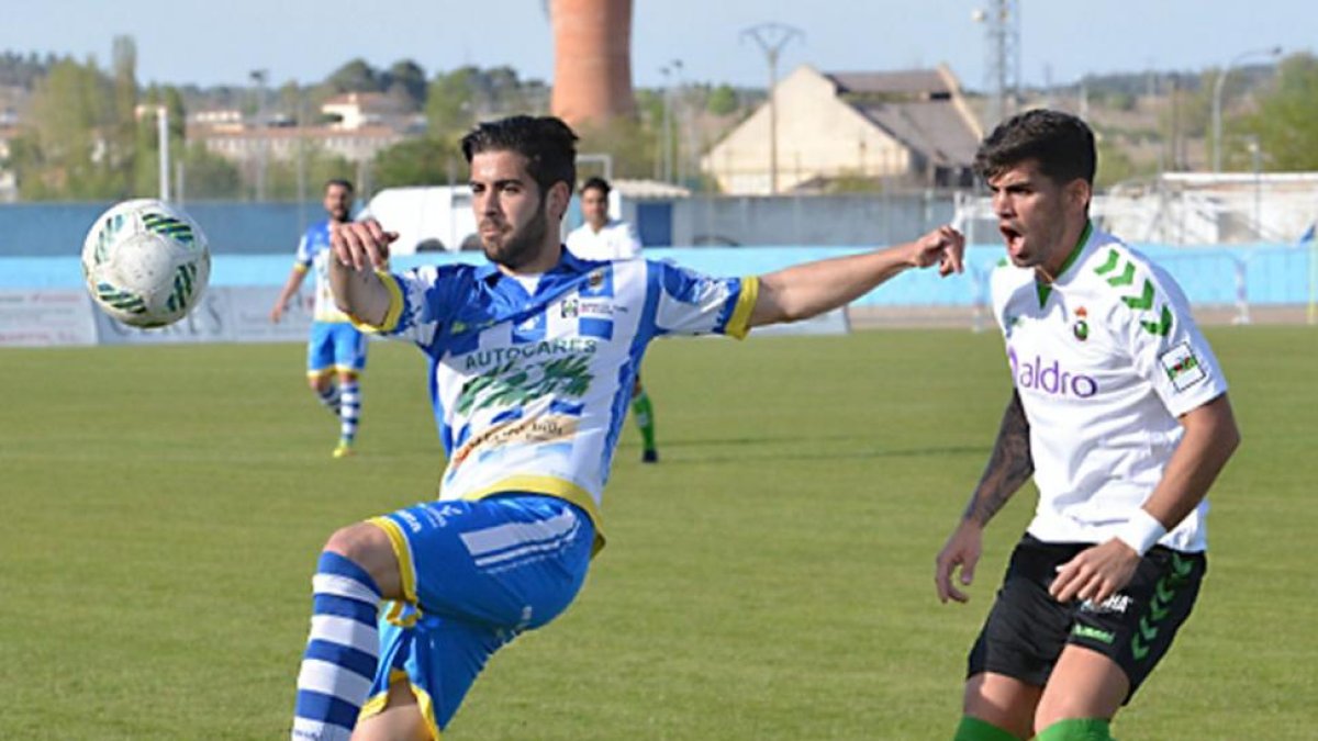 Un jugador de la Arandina trata de controlar el balón durante el partido de ayer en El Montecillo.-ALBERTO CALVO